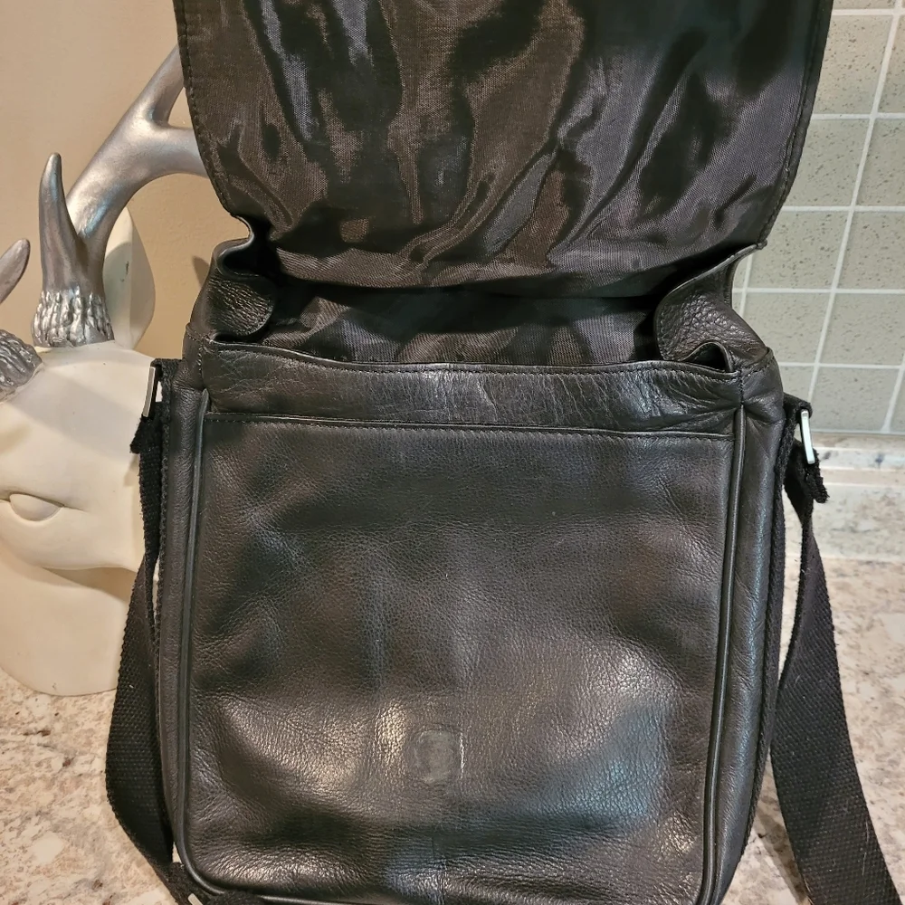 💚CLEARANCE💚 Pelle Studio Leather Book/Messenger Bag